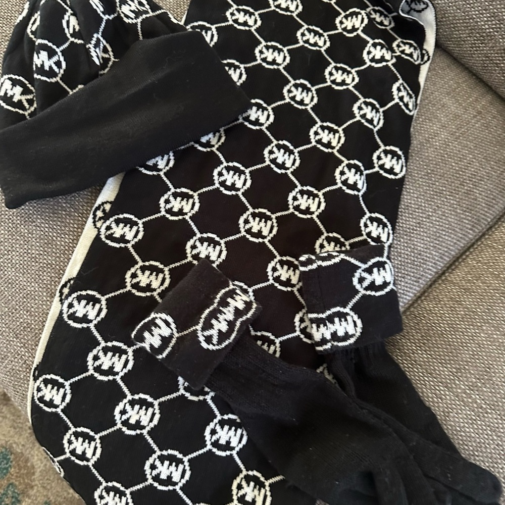 MICHAEL KORS BLACK/ WHITE 3 PIECE SCARF HAT & GLOVES SET - Picture 11 of 11